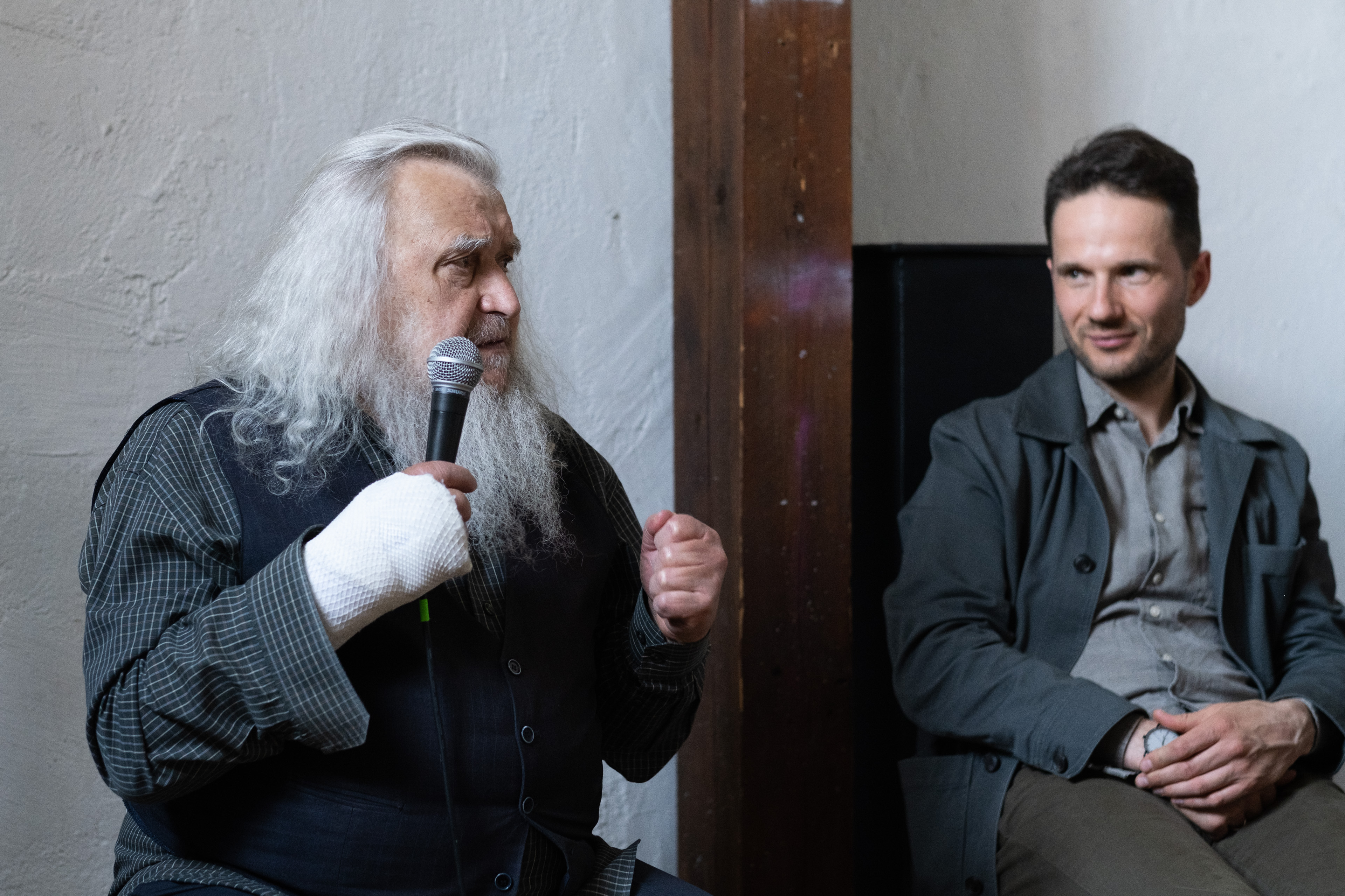 No kreisās: Viktors Jansons un Reinis Suhanovs LMA sarunā par Prāgas scenogrāfijas kvadriennāli // Foto – Alfrēds Ulmanis